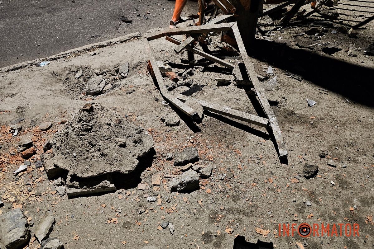 У Дніпрі на Запорізькому шосе Skoda врізалася у підземний перехід та огорожу: водій постраждав, з машини вилетів двигун 15