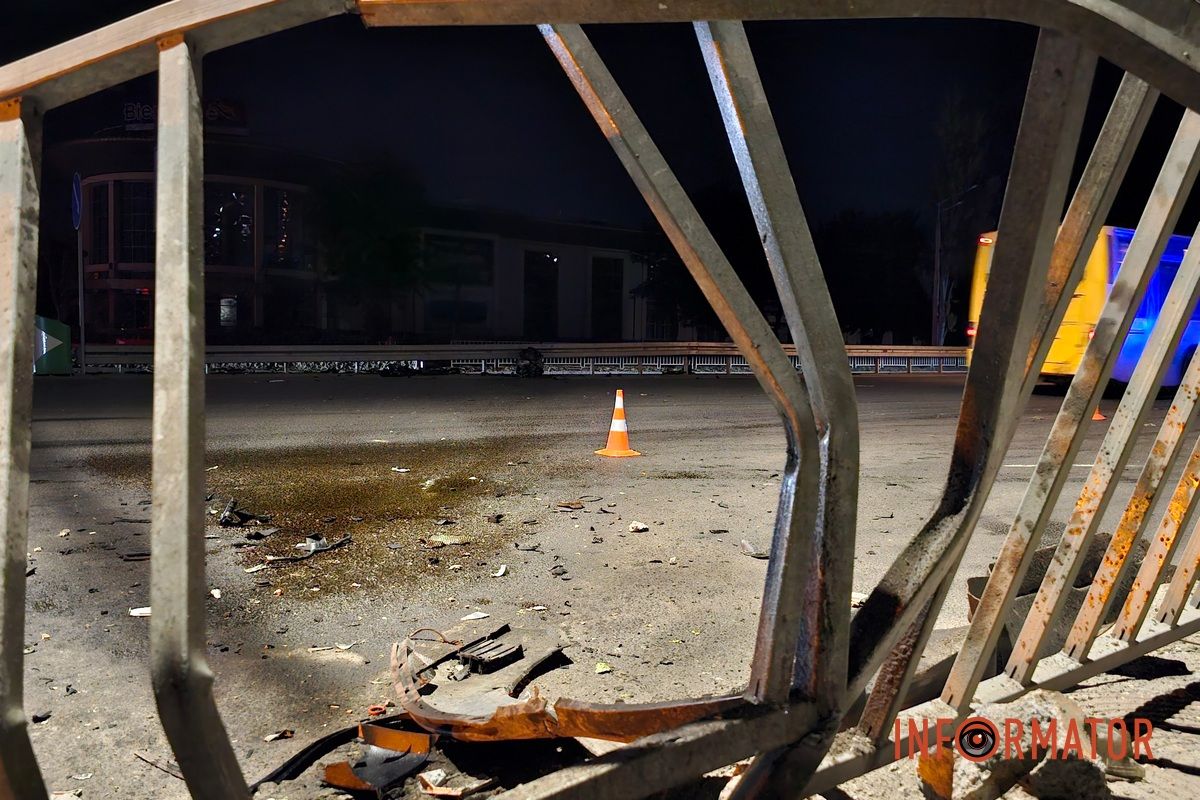 У Дніпрі на Запорізькому шосе Skoda врізалася у підземний перехід та огорожу: водій постраждав, з машини вилетів двигун 5