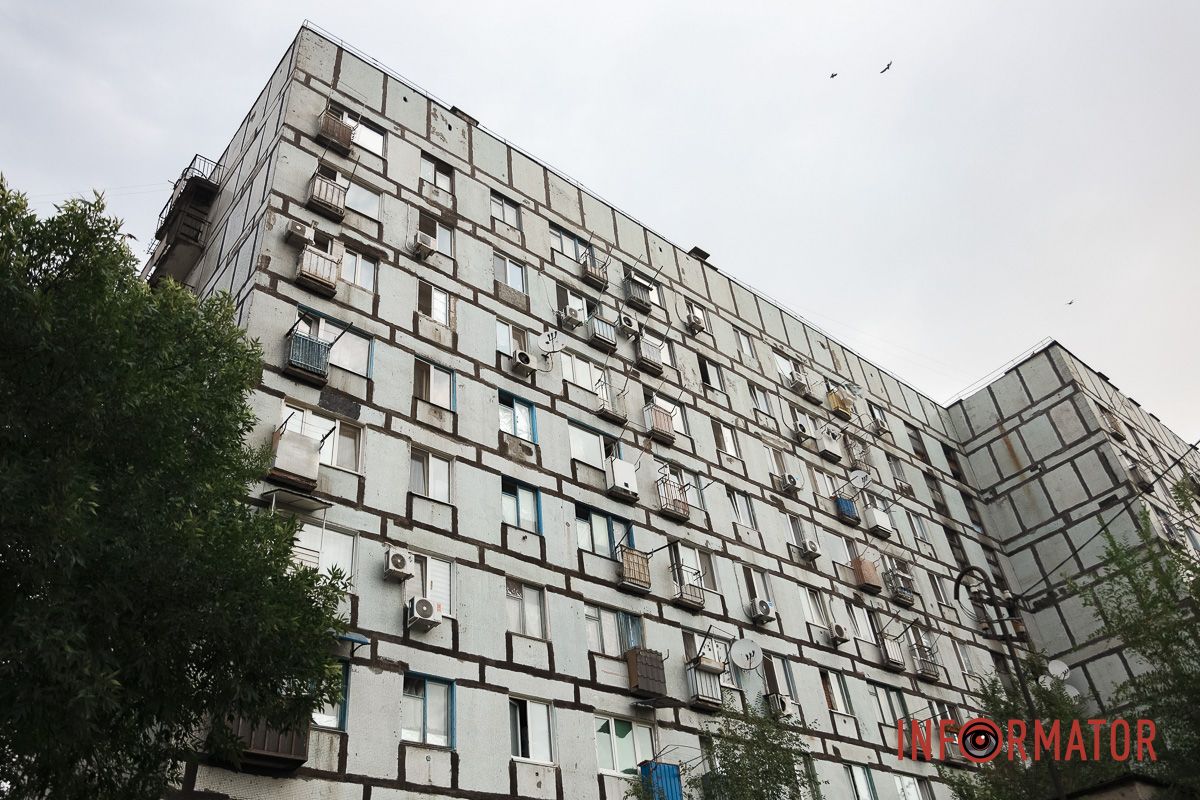 У Дніпрі ліквідовують наслідки нічної ракетної атаки: як виглядають пошкоджені будівлі 15