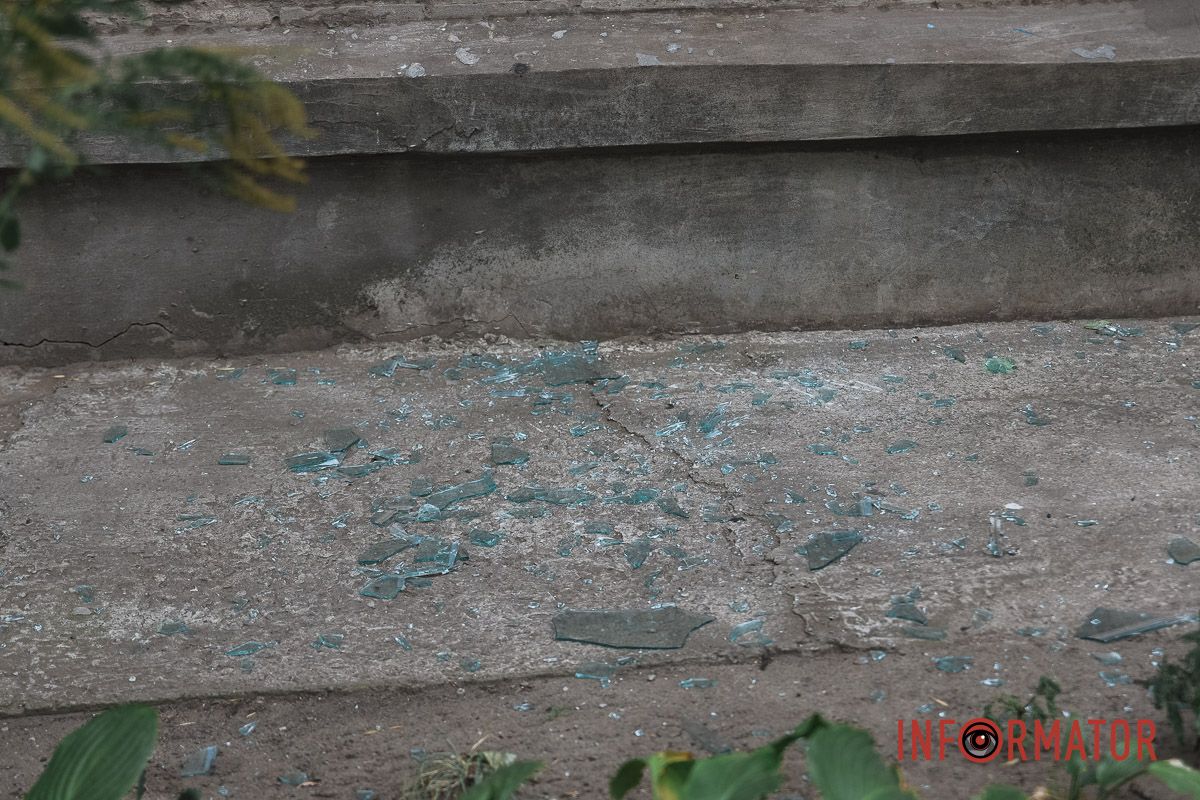 У Дніпрі ліквідовують наслідки нічної ракетної атаки: як виглядають пошкоджені будівлі 16