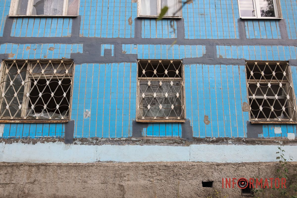 У Дніпрі ліквідовують наслідки нічної ракетної атаки: як виглядають пошкоджені будівлі 19