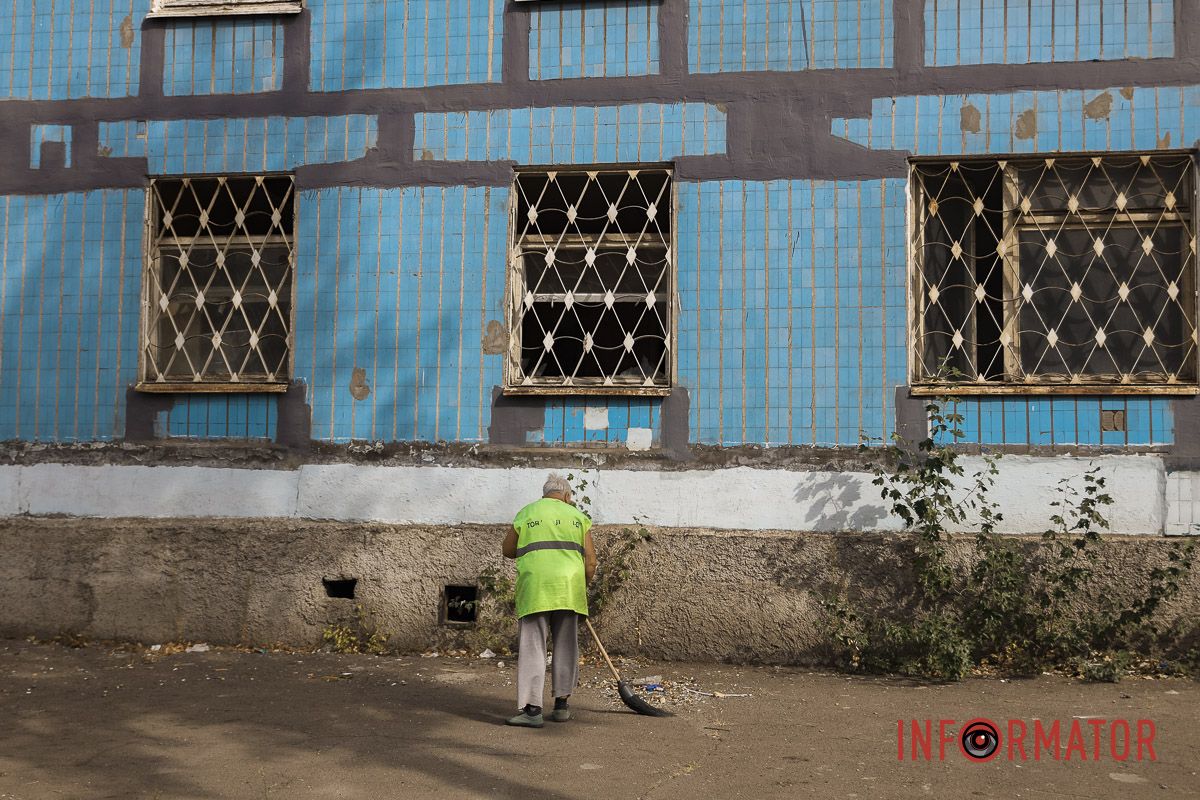 У Дніпрі ліквідовують наслідки нічної ракетної атаки: як виглядають пошкоджені будівлі 24