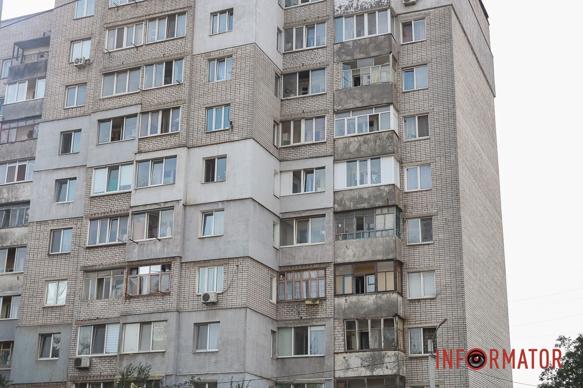 У Дніпрі ліквідовують наслідки нічної ракетної атаки: як виглядають пошкоджені будівлі 26