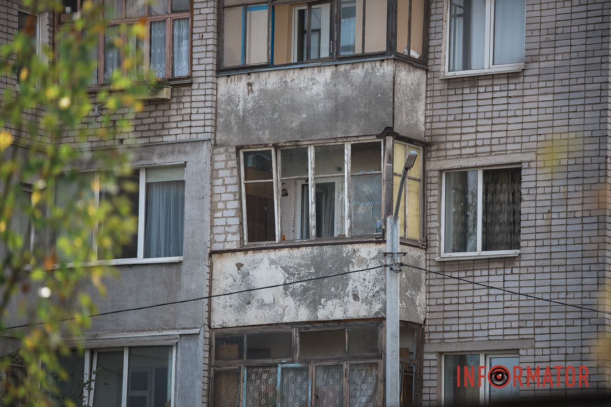 У Дніпрі ліквідовують наслідки нічної ракетної атаки: як виглядають пошкоджені будівлі 8