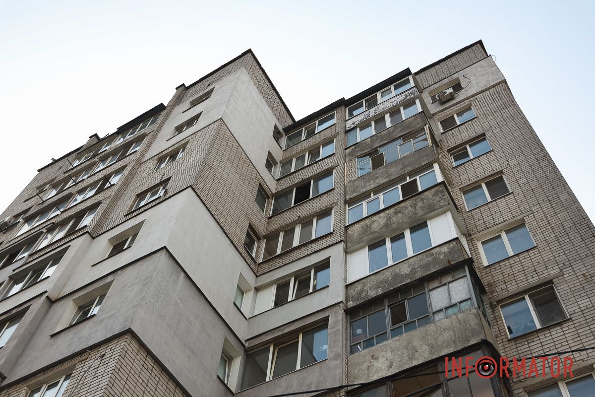 У Дніпрі ліквідовують наслідки нічної ракетної атаки: як виглядають пошкоджені будівлі 6