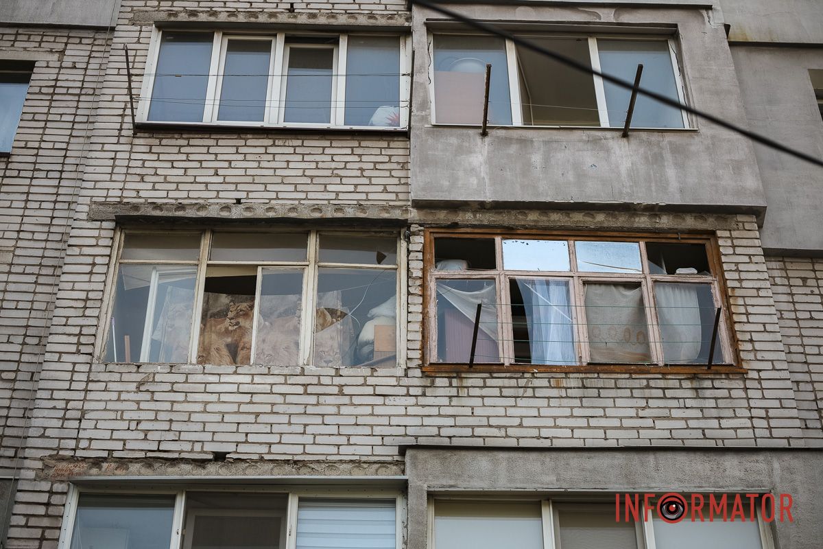 У Дніпрі ліквідовують наслідки нічної ракетної атаки: як виглядають пошкоджені будівлі 9