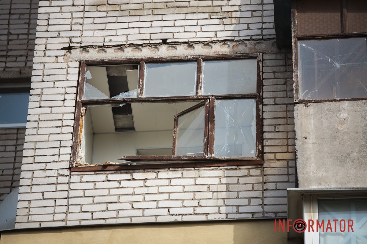 У Дніпрі ліквідовують наслідки нічної ракетної атаки: як виглядають пошкоджені будівлі 10