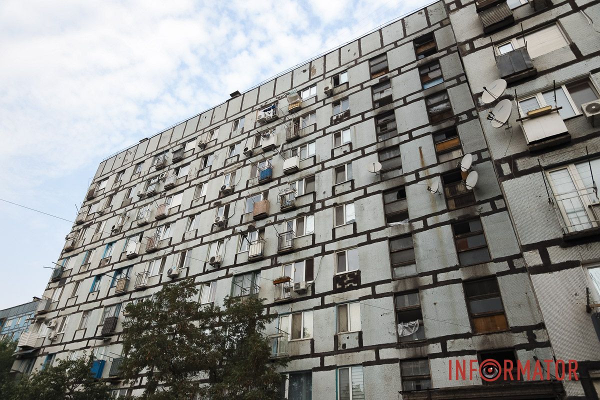 У Дніпрі ліквідовують наслідки нічної ракетної атаки: як виглядають пошкоджені будівлі 11