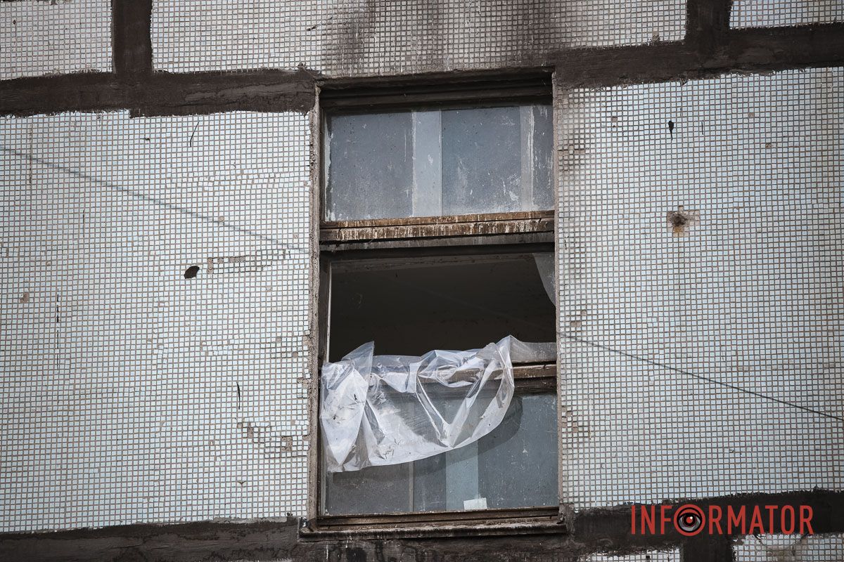 У Дніпрі ліквідовують наслідки нічної ракетної атаки: як виглядають пошкоджені будівлі 13