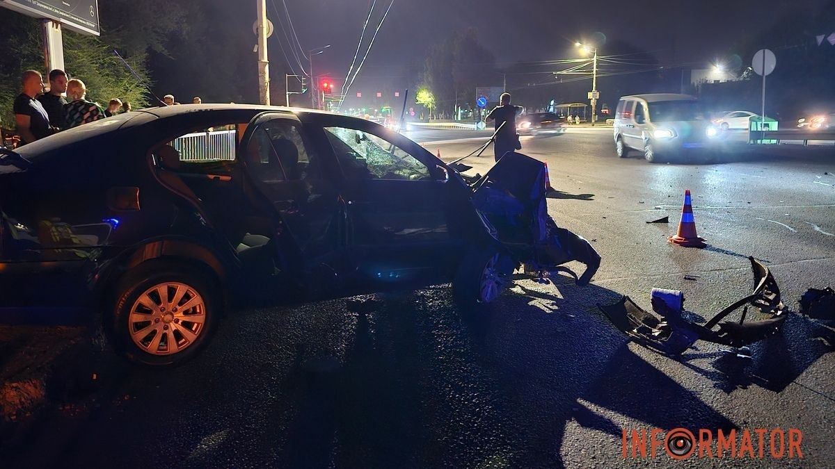 За секунду до зіткнення: у Дніпрі на Запорізькому шосе Skoda врізалася у підземний перехід та огорожу, з авто вилетів двигун