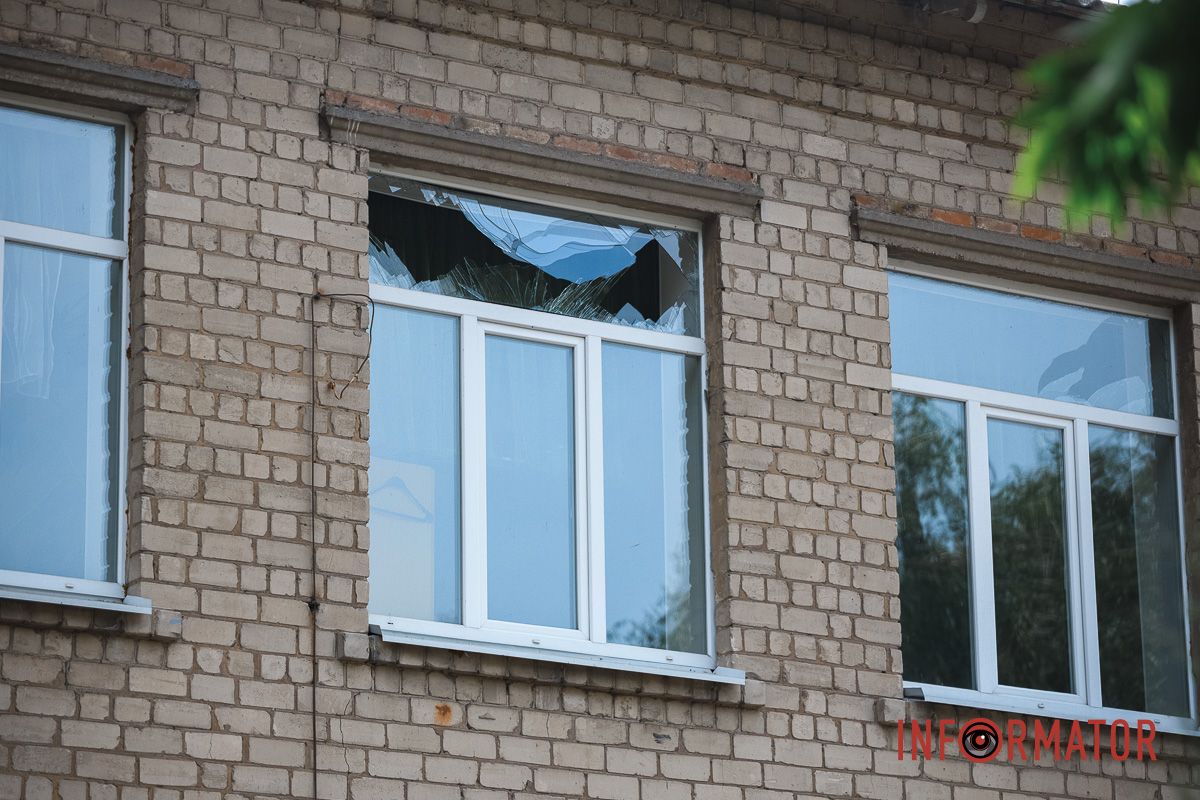 За інформацією Дніпровської міської ради, загалом в гімназії пошкоджені 2 двері та 21 вікно