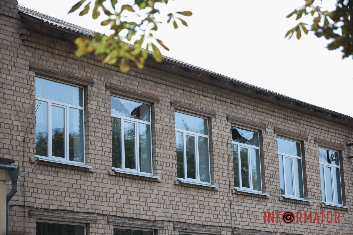 Поруч розташовані освітні заклади. У дитячому центрі вибуховою хвилею винесло двері