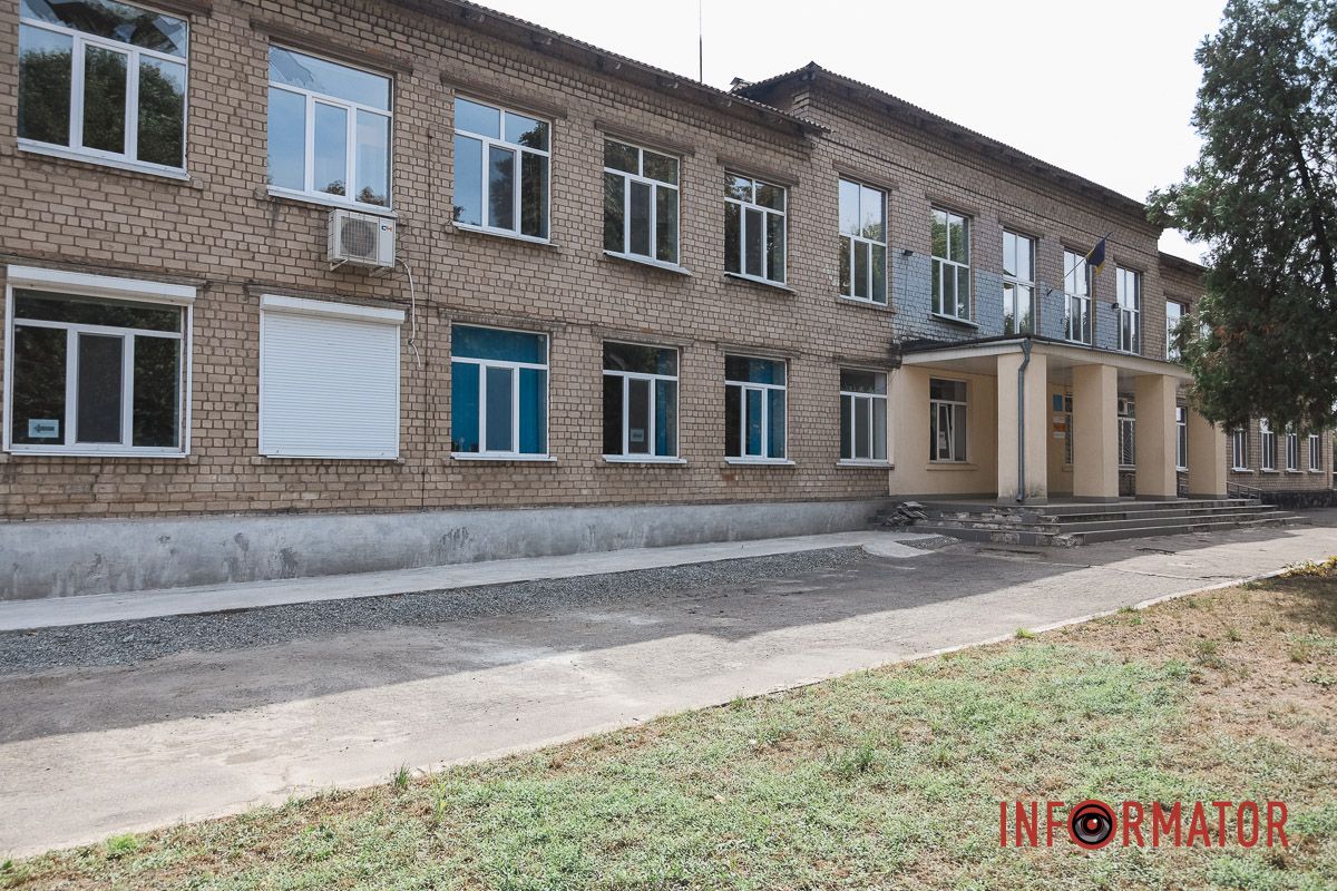 ут у людей повибивало вікна, пошкоджені дахи будинків