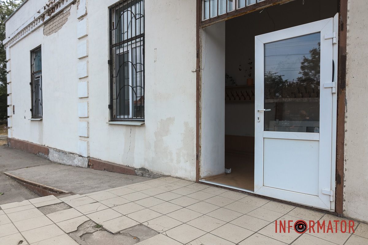 Місцеві мешканці зранку ліквідовують наслідки атаки