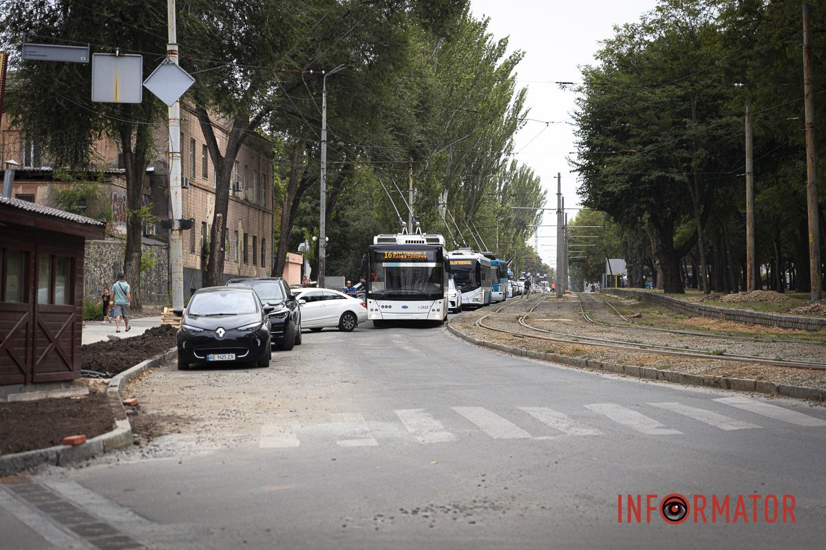 У Дніпрі на Соборній через водійку Mercedes утворився затор: заблоковані 7 маршрутів тролейбусів 6