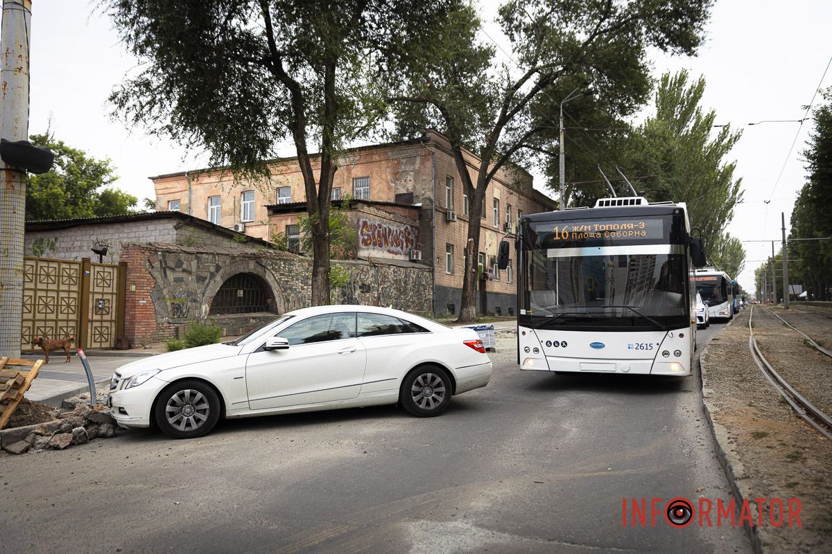 У Дніпрі на Соборній через водійку Mercedes утворився затор: заблоковані 7 маршрутів тролейбусів 5