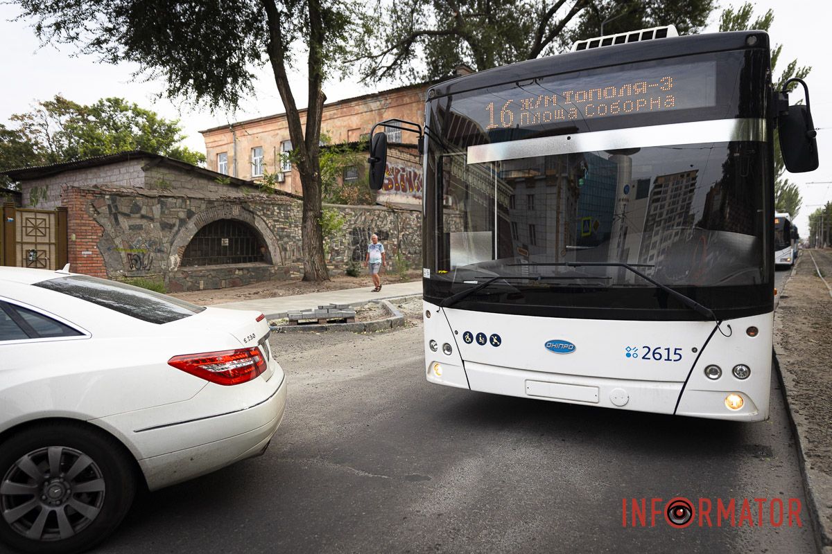 У Дніпрі на Соборній через водійку Mercedes утворився затор: заблоковані 7 маршрутів тролейбусів 4