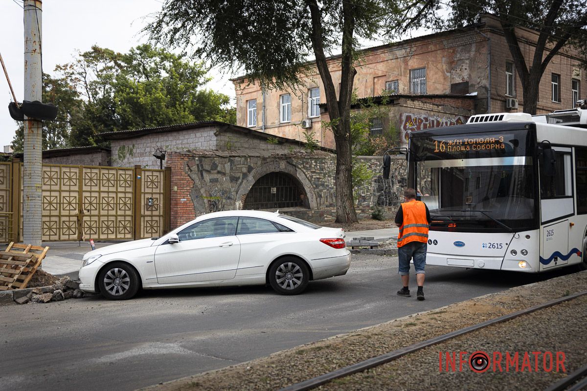 У Дніпрі на Соборній через водійку Mercedes утворився затор: заблоковані 7 маршрутів тролейбусів 3
