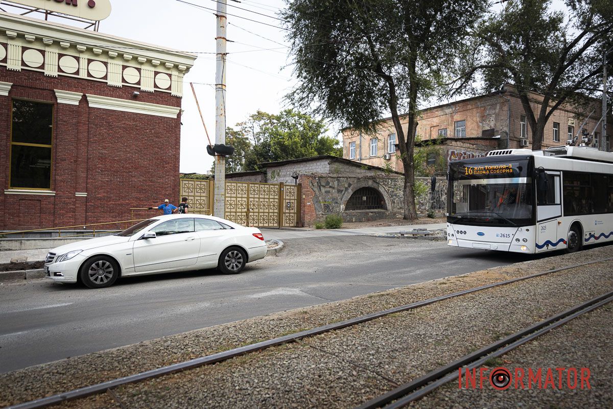 У Дніпрі на Соборній через водійку Mercedes утворився затор: заблоковані 7 маршрутів тролейбусів 2