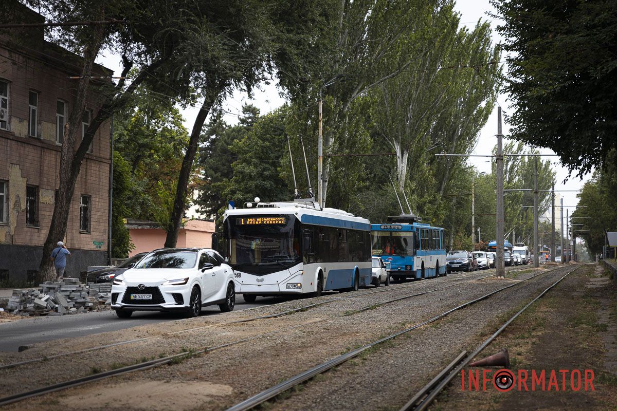 У Дніпрі на Соборній через водійку Mercedes утворився затор: заблоковані 7 маршрутів тролейбусів 1