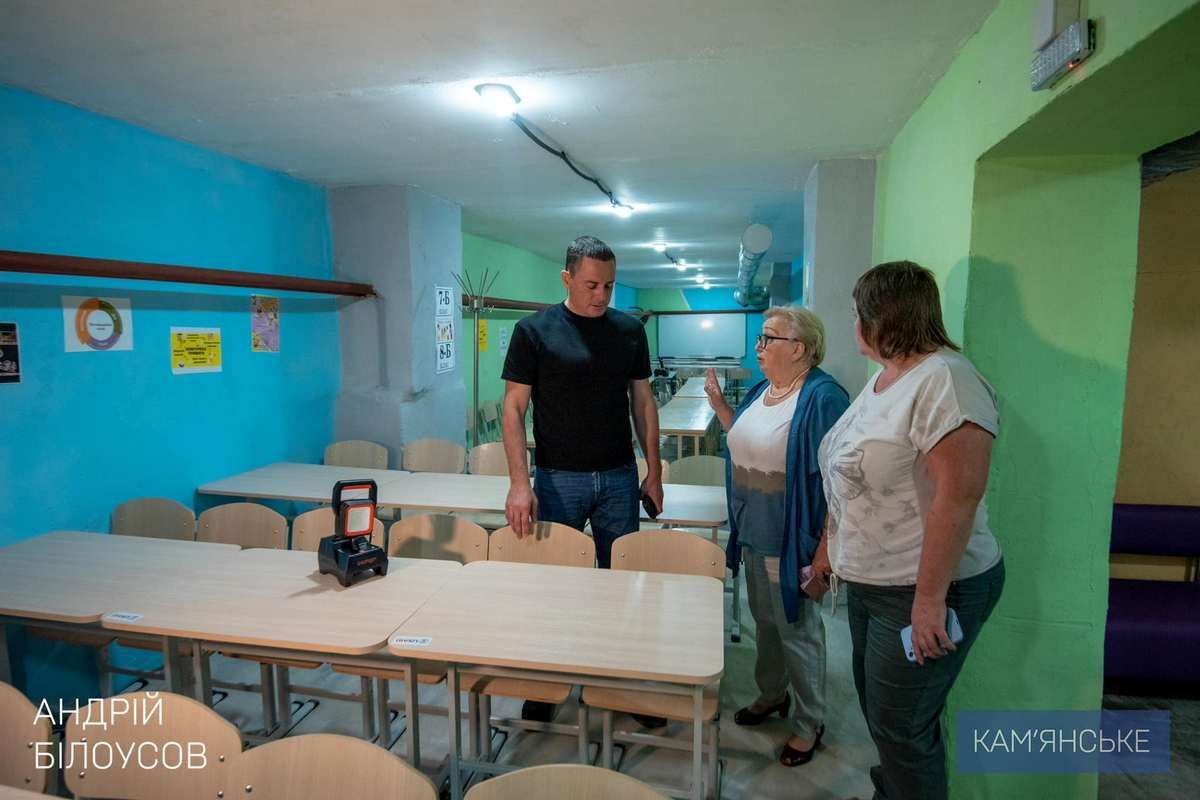 "Ми активно працюємо над облаштуванням укриттів і продовжуємо процес їх вдосконалення", - Білоусов Мер Кам’янського перевірив, як виконуються ремонтні роботи в укриттях у навчальних закладах 3