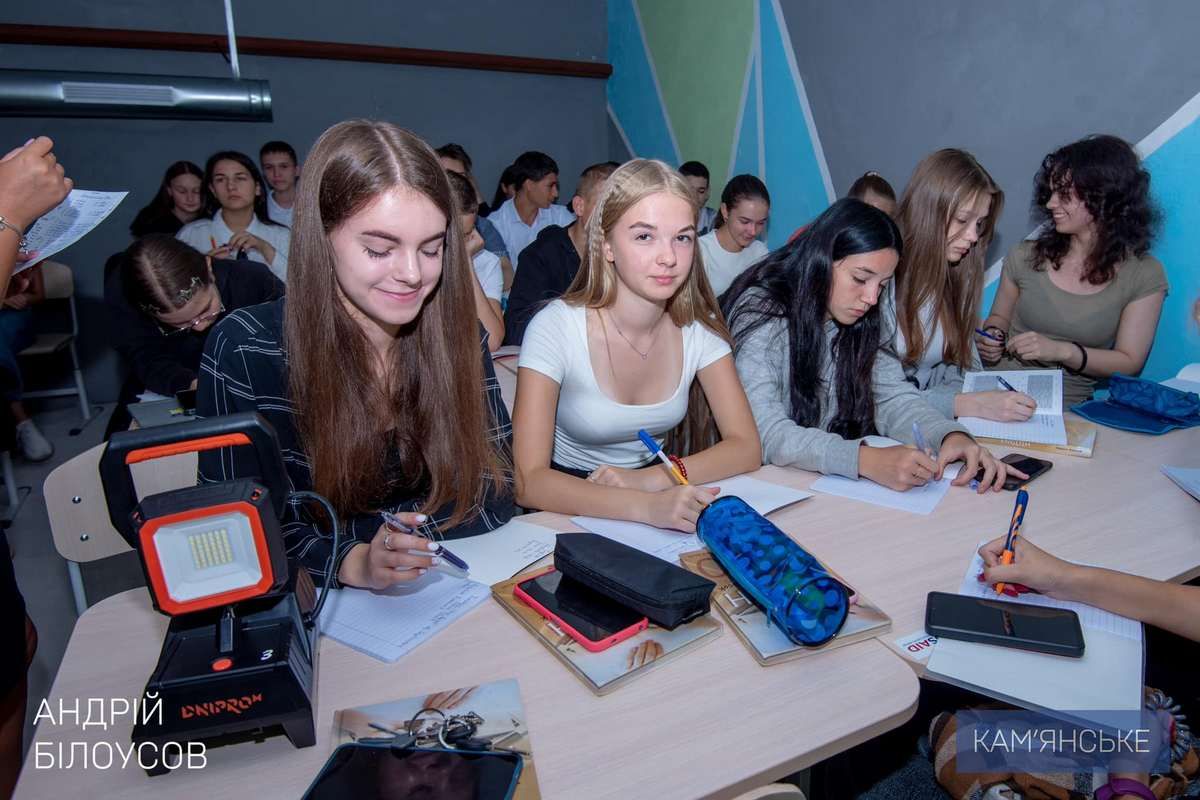 На цей рік за планом мають виконати роботи в 12 укриттях Мер Кам’янського перевірив, як виконуються ремонтні роботи в укриттях у навчальних закладах 4