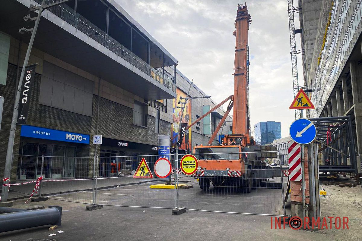 Пешеходам можно обойти этот участок через торговый центр, автомобили могут объехать по близлежащим улицам