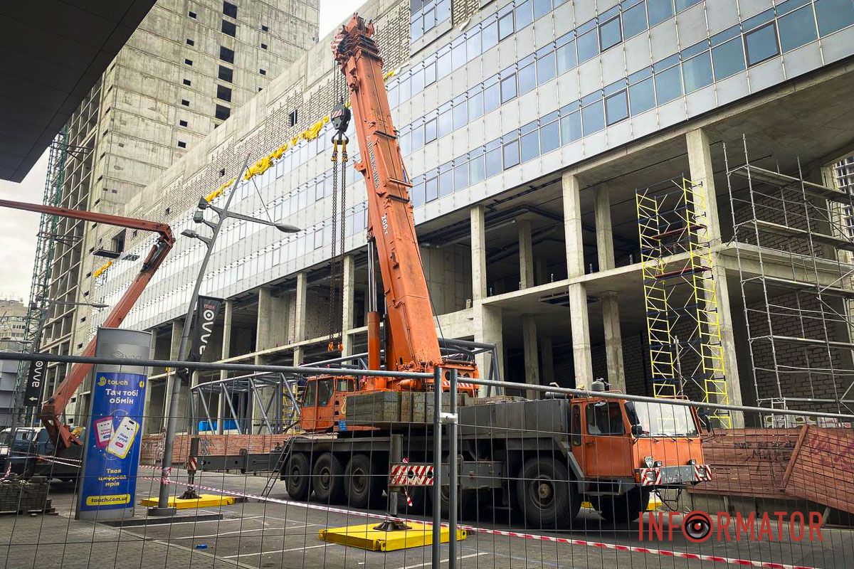 Перекрытие тротуара и проезжей части связано со строительством надземного перехода