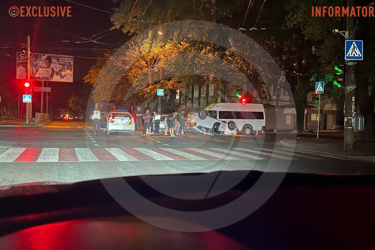 У Дніпрі на вулиці Національної Гвардії перекинувся Ford У Дніпрі на вулиці Національної Гвардії перекинувся Ford