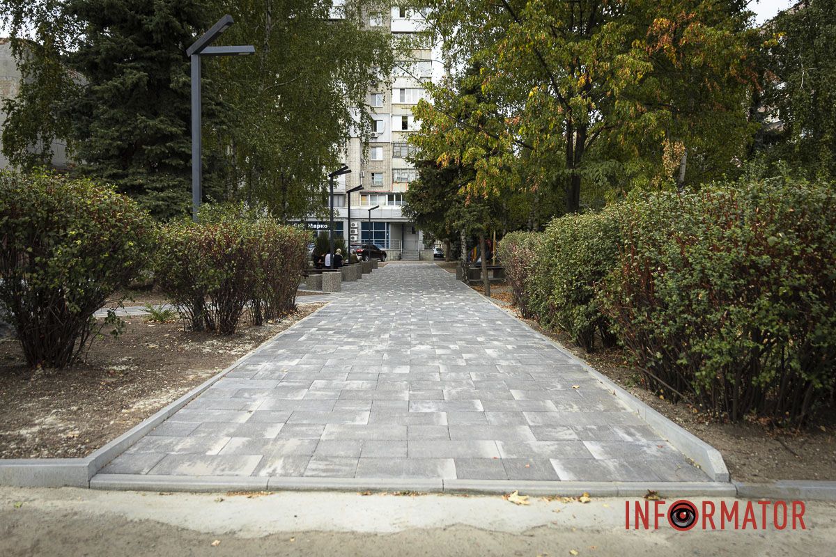 Замінили асфальт на плитку