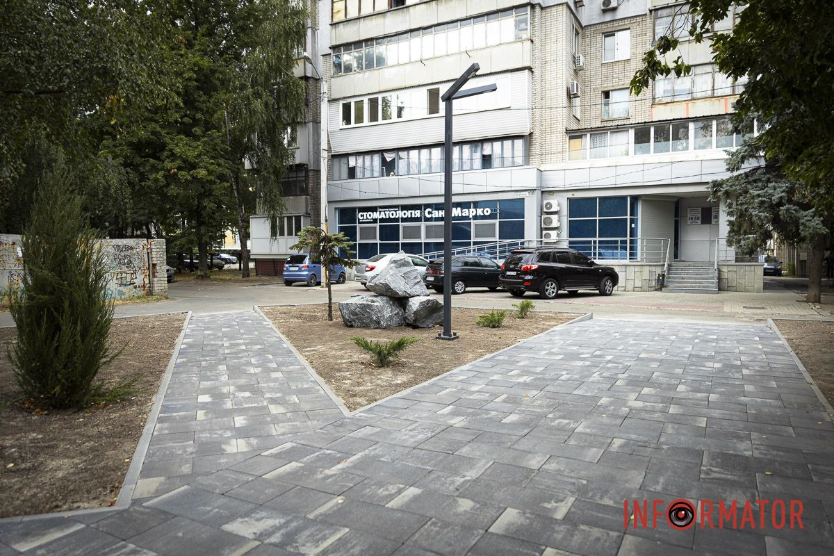 Зелена зона знаходиться навпроти дитячого майданчика