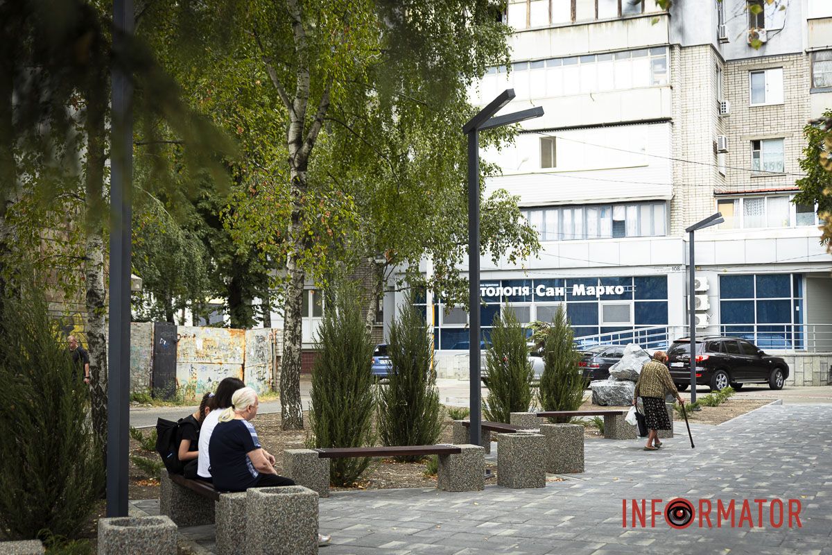 Встановили лавочки та урни