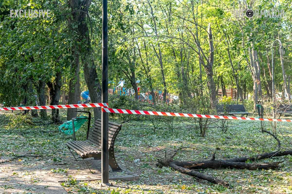 Последствия взрыва авиабомбы над парком в Харькове 30 августа Последствия взрыва авиабомбы над парком в Харькове 30 августа