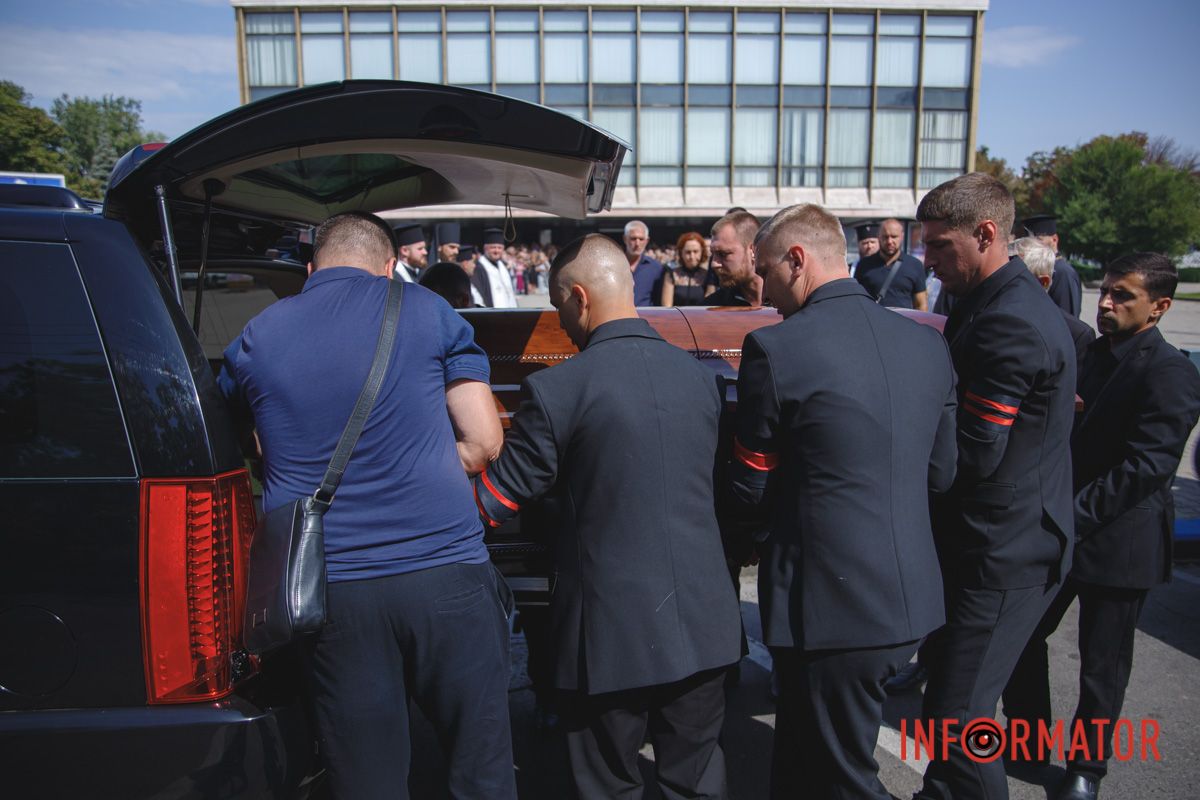 В Днепре провели в засвете руководителя театра оперы и балета Константина Пинчука 15