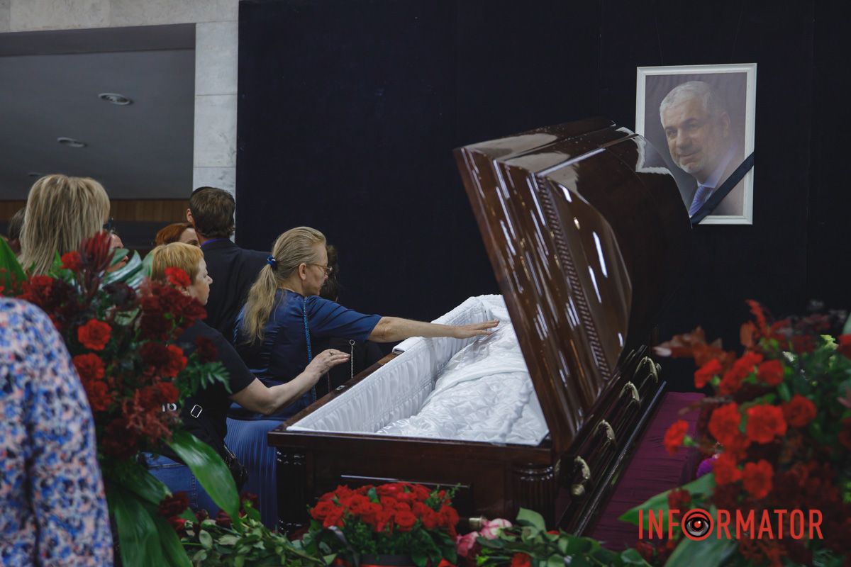 В Днепре провели в засвете руководителя театра оперы и балета Константина Пинчука 30