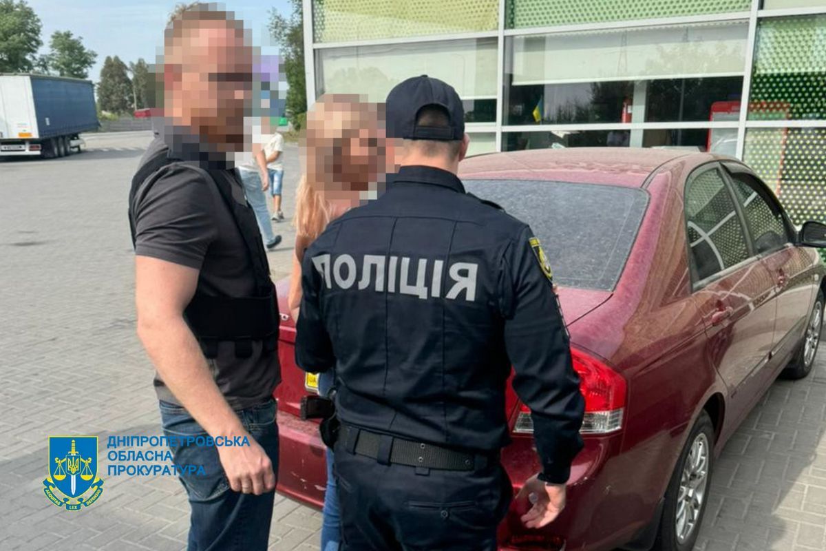 Мешканка Кривого Рогу підшукала в інтернеті двох чоловіків, які хотіли незаконно виїхати з України Мешканка Кривого Рогу підшукала в інтернеті двох чоловіків, які хотіли незаконно виїхати з України