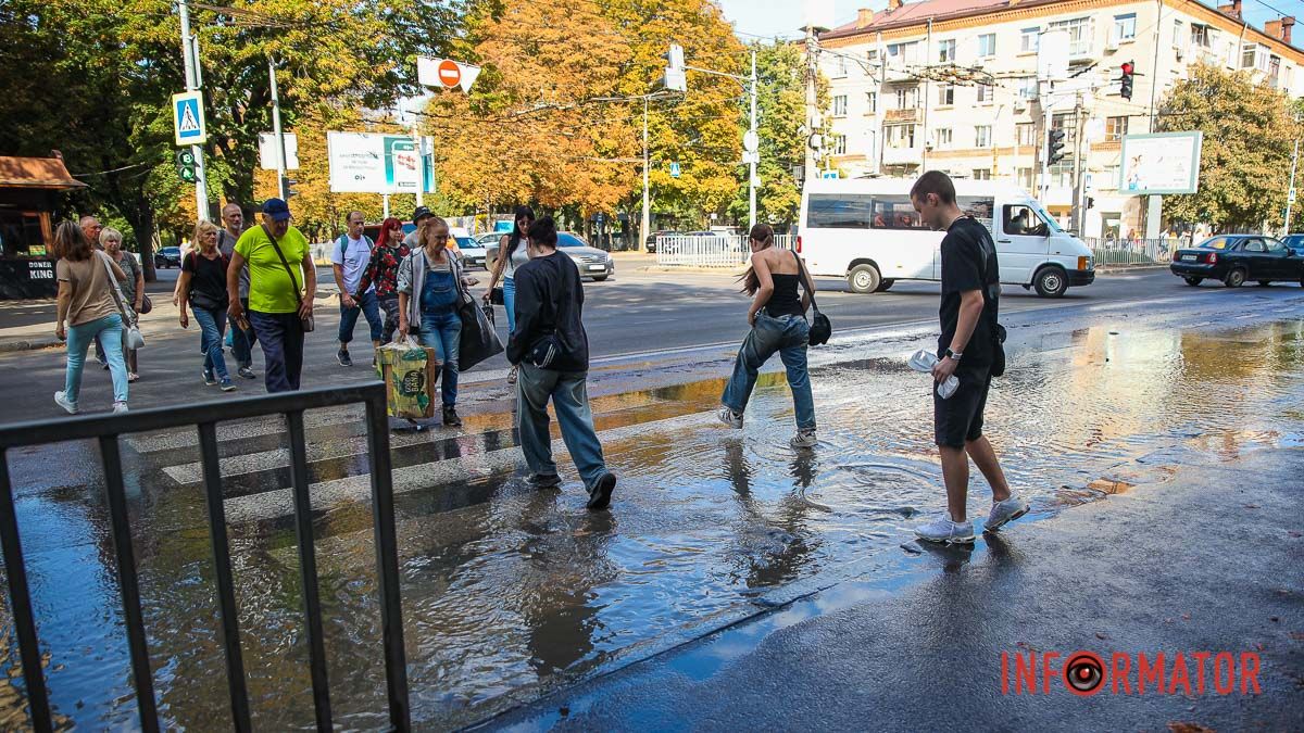 У Дніпрі вулицю Незалежності заливає водою