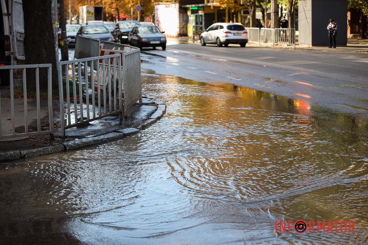 По состоянию на 15:55, перекресток с улицей Новокрымской превратился в мини-озеро В Днепре улицу Независимости заливает водой 9