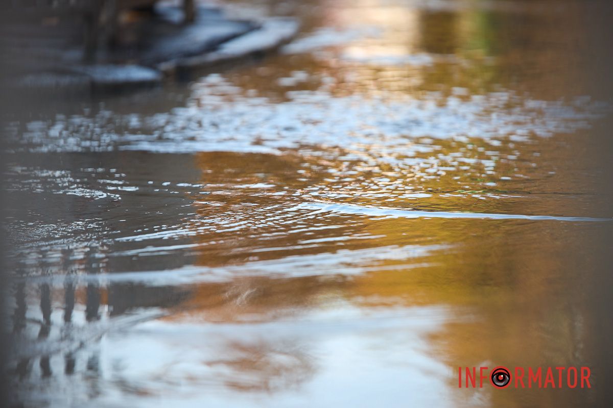 Коммунальщикам уже оставили две заявки В Днепре улицу Независимости заливает водой 11