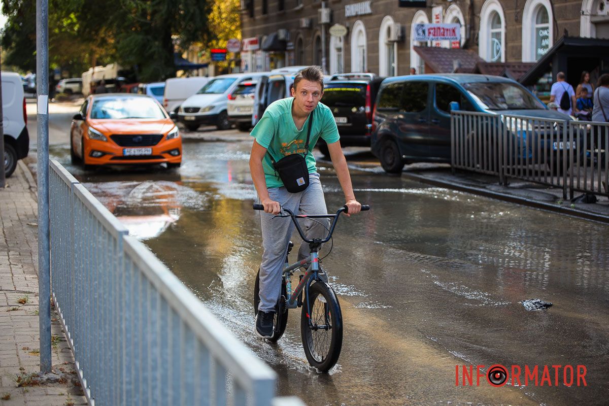 На пересечении Новокрымской и Независимости В Днепре улицу Независимости заливает водой 2
