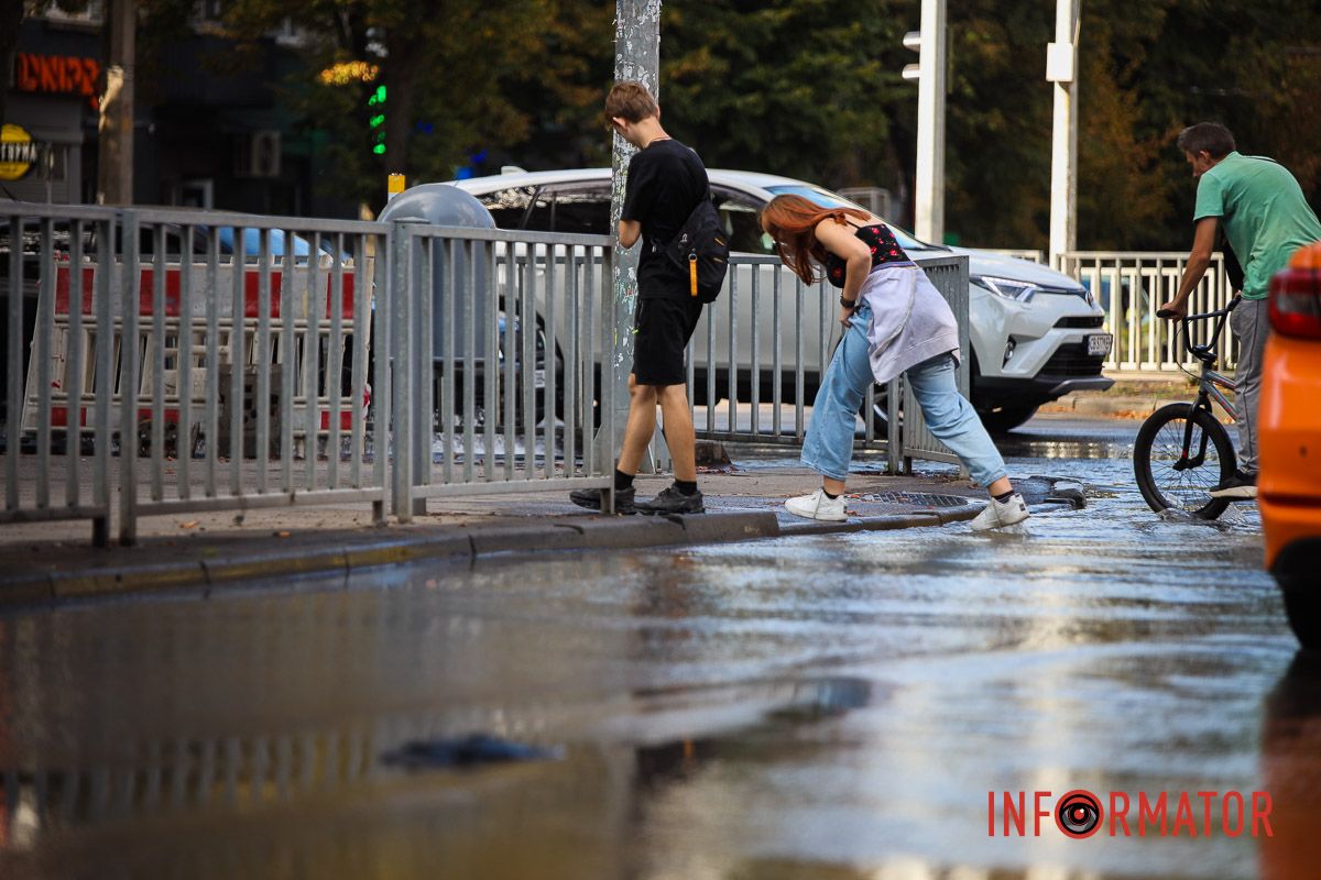 Бег с препятствиями В Днепре улицу Независимости заливает водой 8