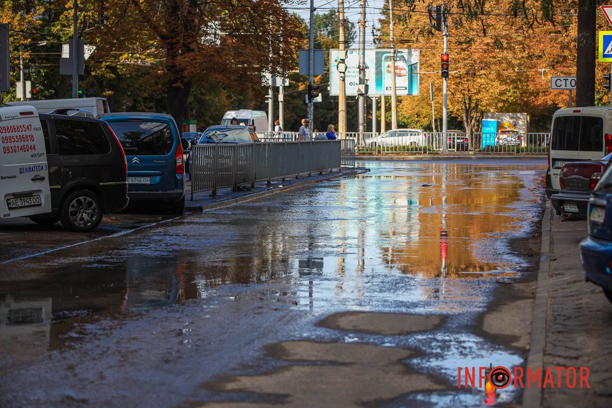 Образовалось "озеро" В Днепре улицу Независимости заливает водой 3