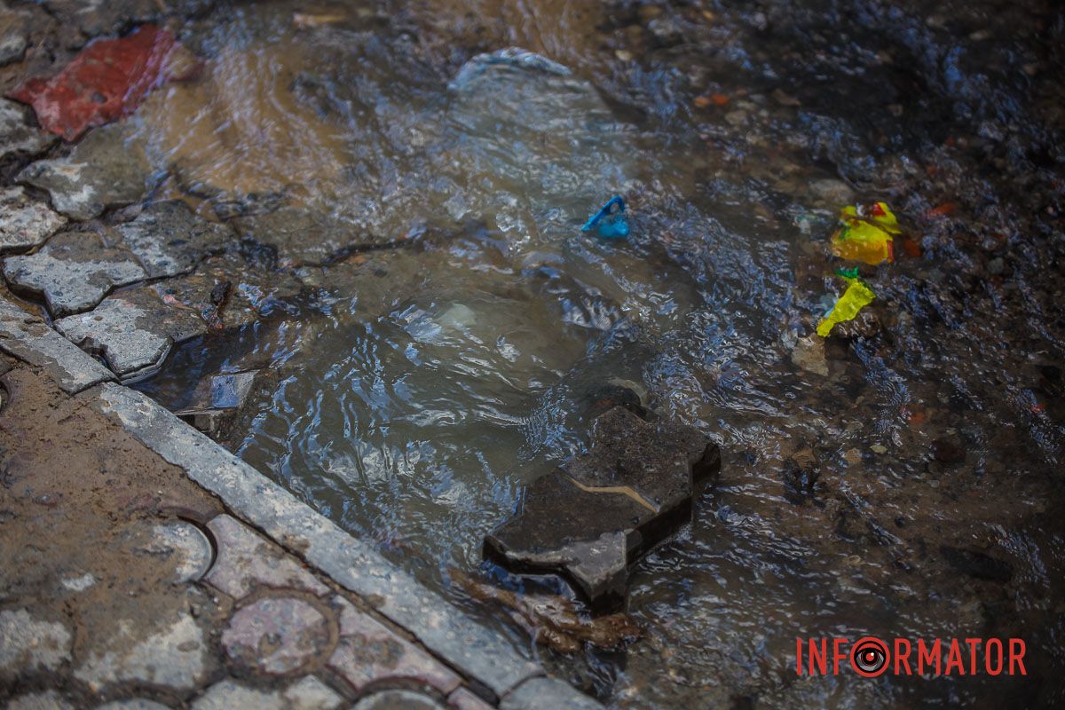 Из-под брусчатки вытекает вода В Днепре улицу Независимости заливает водой 5