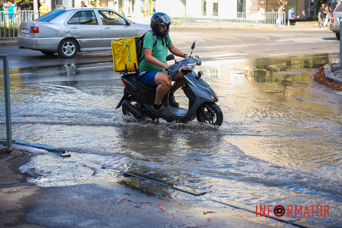 В Днепре улицу Независимости заливает водой В Днепре улицу Независимости заливает водой 1