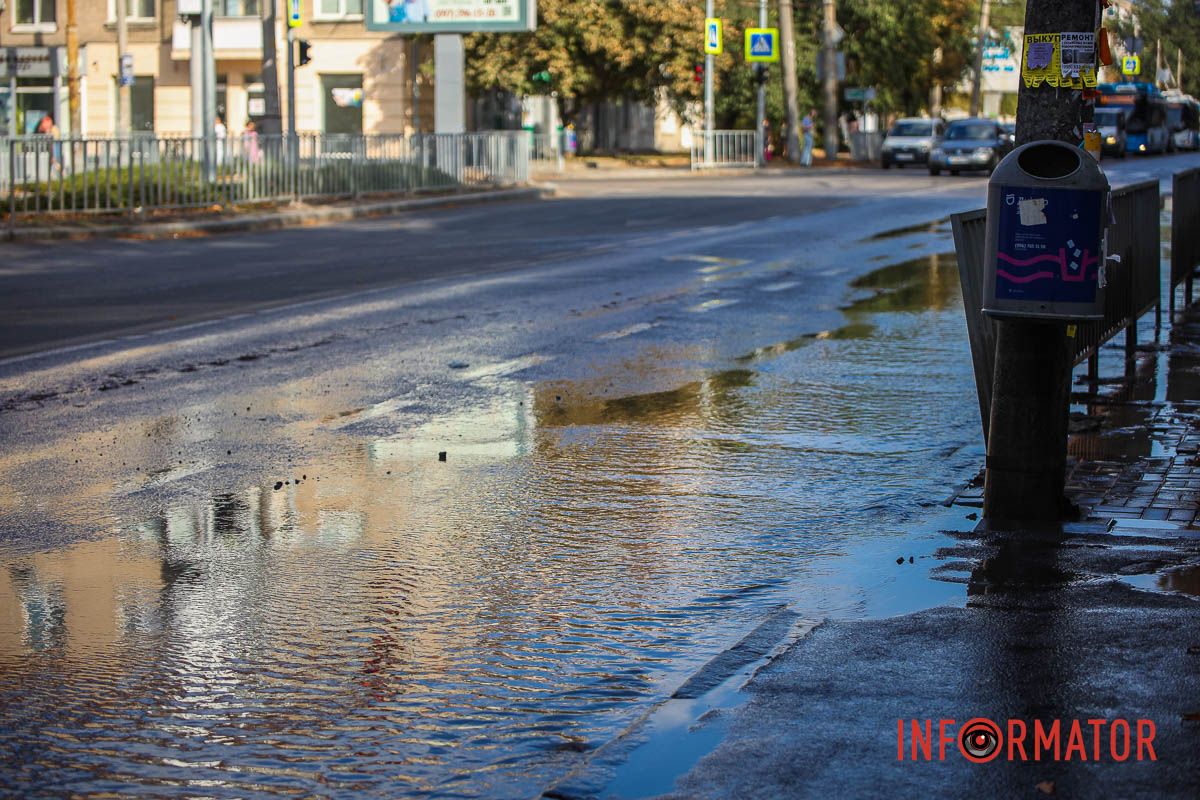 По словам местных жителей, такая ситуация здесь с 10:00 В Днепре улицу Независимости заливает водой 10