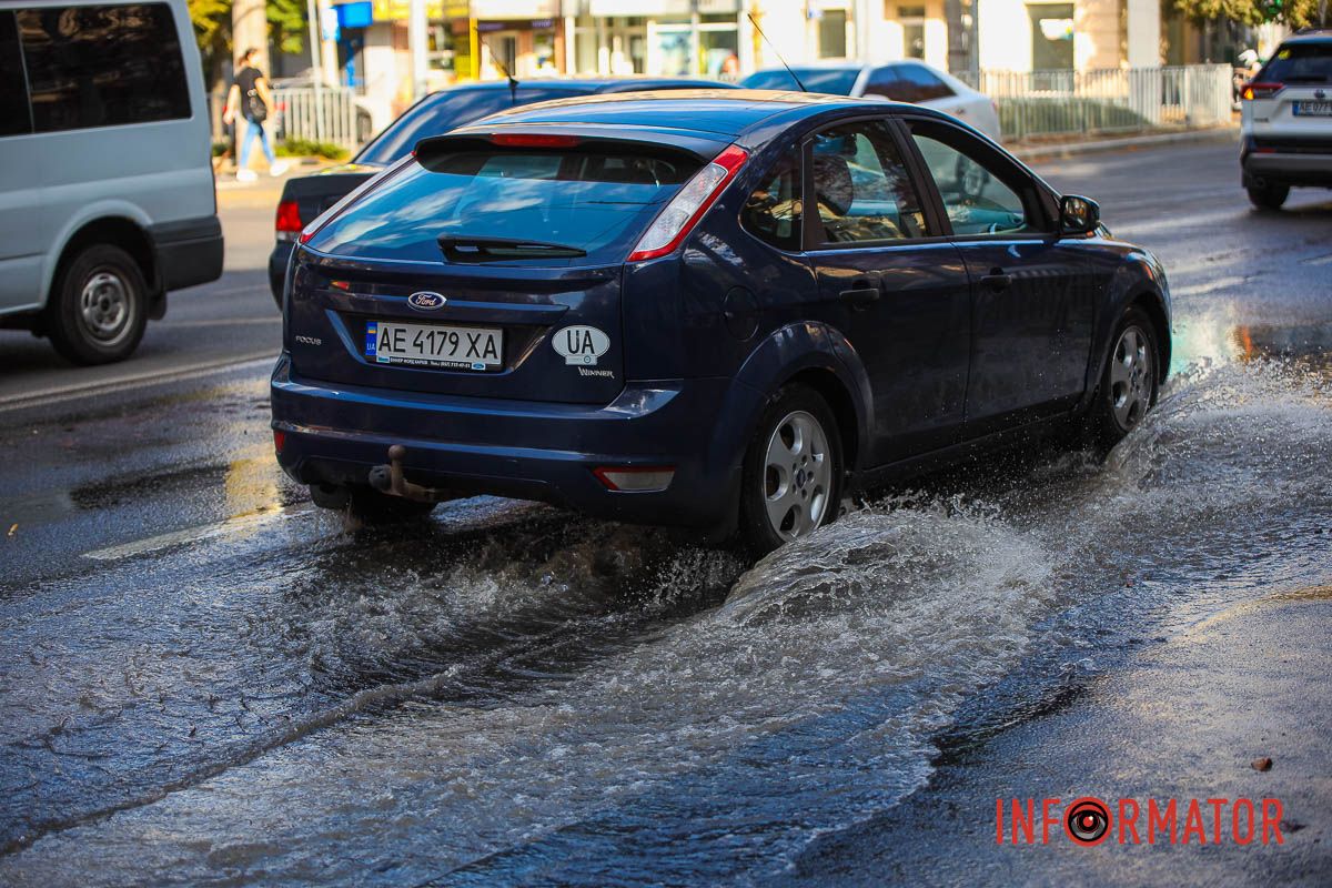 Вероятно, прорыв произошел под землей В Днепре улицу Независимости заливает водой 7