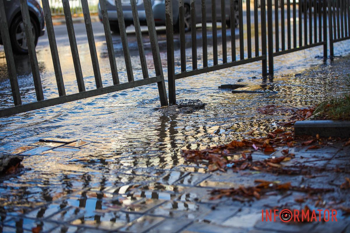 Заливает дорогу и тротуар В Днепре улицу Независимости заливает водой 4