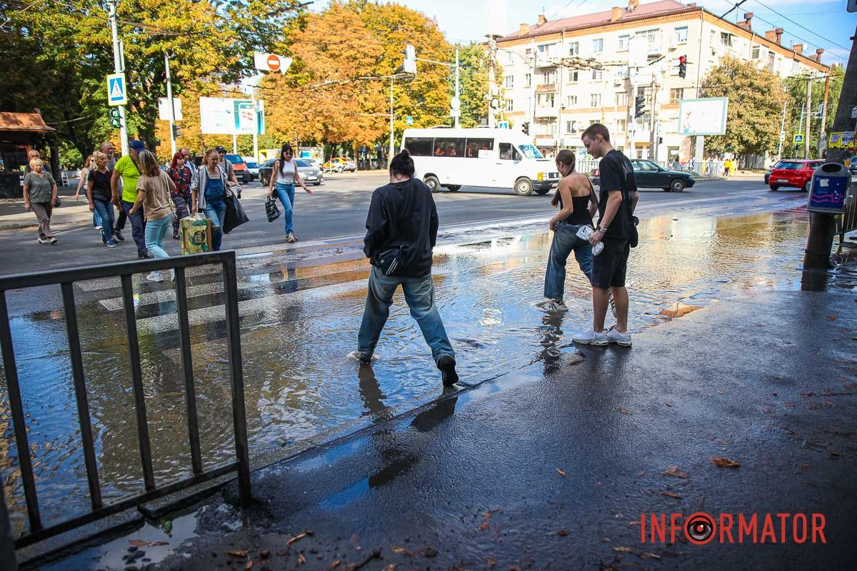 Люди вынуждены "погружаться" В Днепре улицу Независимости заливает водой 6
