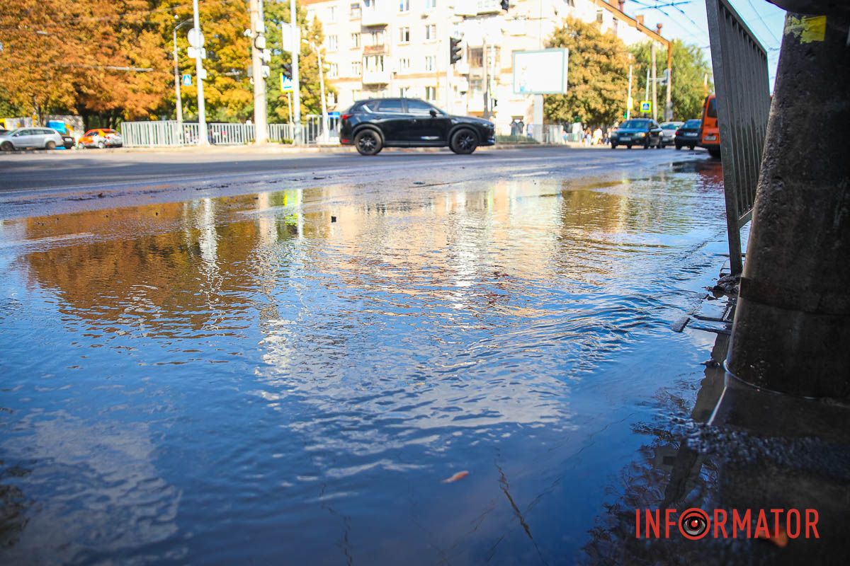 На месте рабочих КП "Днепропроводоканал" по состоянию на 16:50 нет В Днепре улицу Независимости заливает водой 12