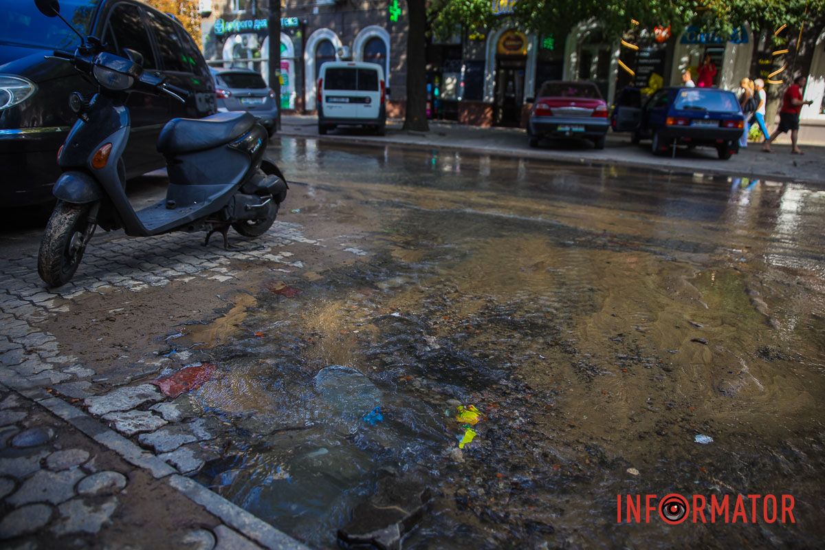 Участок, на котором произошел прорыв В Днепре улицу Независимости заливает водой 14